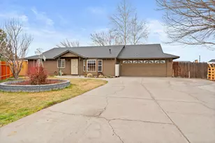 3169 SW Reindeer Ct, Redmond, OR 97756 - Photo 1