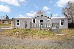 682 SE 10th St, Madras, OR 97741 - Photo 1