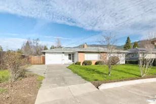 714 NE Riddle Dr, Grants Pass, OR 97526 - Photo 1