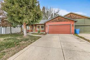 388 Crystal Dr, Eagle Point, OR 97524 - Photo 1