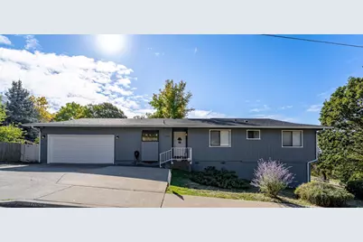 1093 NE Hillcrest Drive, Grants Pass, OR 97526 - Photo 1