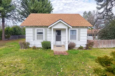 806 SE Grandview Avenue, Grants Pass, OR 97527 - Photo 1