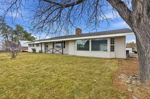 1915 SW 23rd St, Redmond, OR 97756 - Photo 1