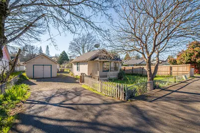 407 S Shasta Avenue, Eagle Point, OR 97524 - Photo 1