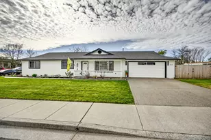 934 Pittview Ave, Central Point, OR 97502 - Photo 1