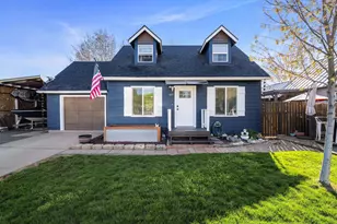 1037 Vista Dr, Grants Pass, OR 97527 - Photo 1
