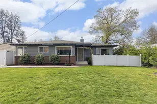 727 NE Memorial Dr, Grants Pass, OR 97526 - Photo 1