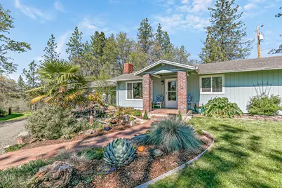 912 Mountain View Drive, Eagle Point, OR 97524 - Photo 1