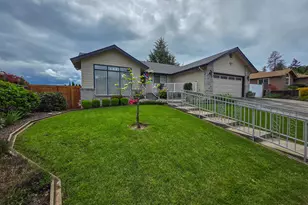909 NW Regent Dr, Grants Pass, OR 97526 - Photo 1