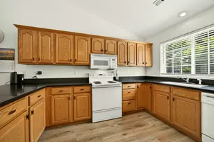 1224 N Modoc Ave, Medford, OR 97504 - Photo 8