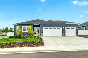 1723 Luxor Ln, Medford, OR 97504 - Photo 1