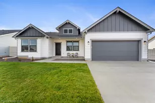 3077 Mt Thielsen Dr, Medford, OR 97504 - Photo 1
