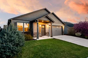 2426 NW Hemlock Wy, Redmond, OR 97756 - Photo 1