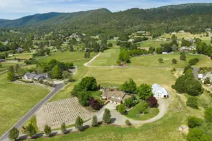 983 Old Stage Rd, Central Point, OR 97502 - Photo 1