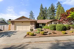 1007 NW Regent Dr, Grants Pass, OR 97526 - Photo 1