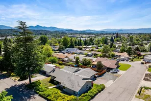 440 NE Royal Dr, Grants Pass, OR 97526 - Photo 34