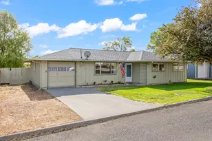 563 SW 2nd St, Madras, OR 97741 - Photo 1