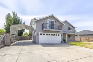 196 Nadine Ln, Central Point, OR 97502 - Photo 1