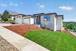 4302 Vista Pointe Dr, Medford, OR 97504 - Photo 1
