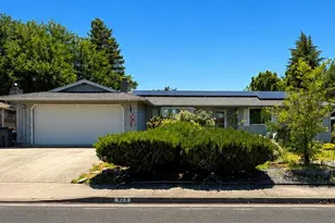 523 Golf View Dr, Medford, OR 97504 - Photo 1