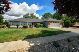 911 La Loma Dr, Medford, OR 97504 - Photo 1