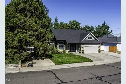861 Mendolia Way, Central Point, OR 97502 - Photo 1