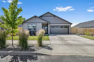 1734 NW Varnish Ave, Redmond, OR 97756 - Photo 1