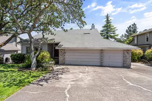 1031 Kristen Dr, Medford, OR 97504 - Photo 1