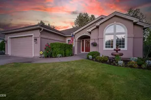 912 Mountain View Dr, Medford, OR 97504 - Photo 1