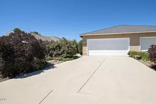 430 W Crystal Dr, Eagle Point, OR 97524 - Photo 1