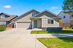 408 NW 24th Pl, Redmond, OR 97756 - Photo 1