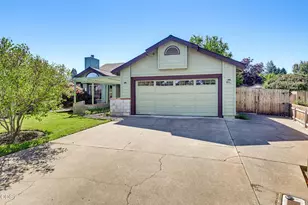 851 Ridgeway Cir, Medford, OR 97504 - Photo 1
