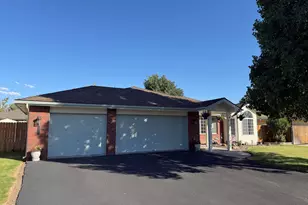 3927 Valinda Way, Klamath Falls, OR 97603 - Photo 1