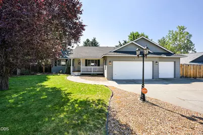 1622 NW Spruce Avenue, Redmond, OR 97756 - Photo 1