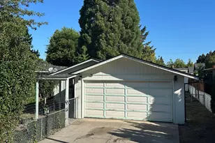 547 Van Wey Cir, Eagle Point, OR 97524 - Photo 1