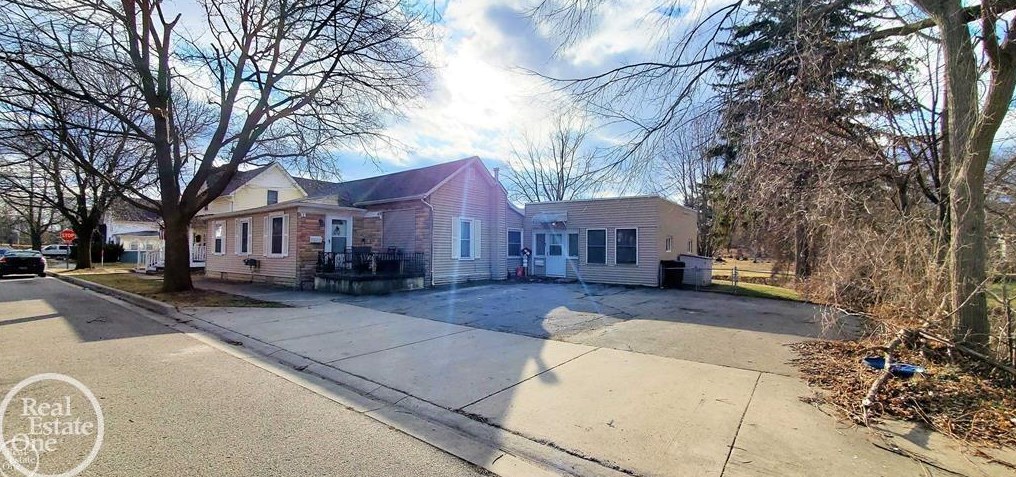 419 Adams St, Lapeer, MI 48446-1902