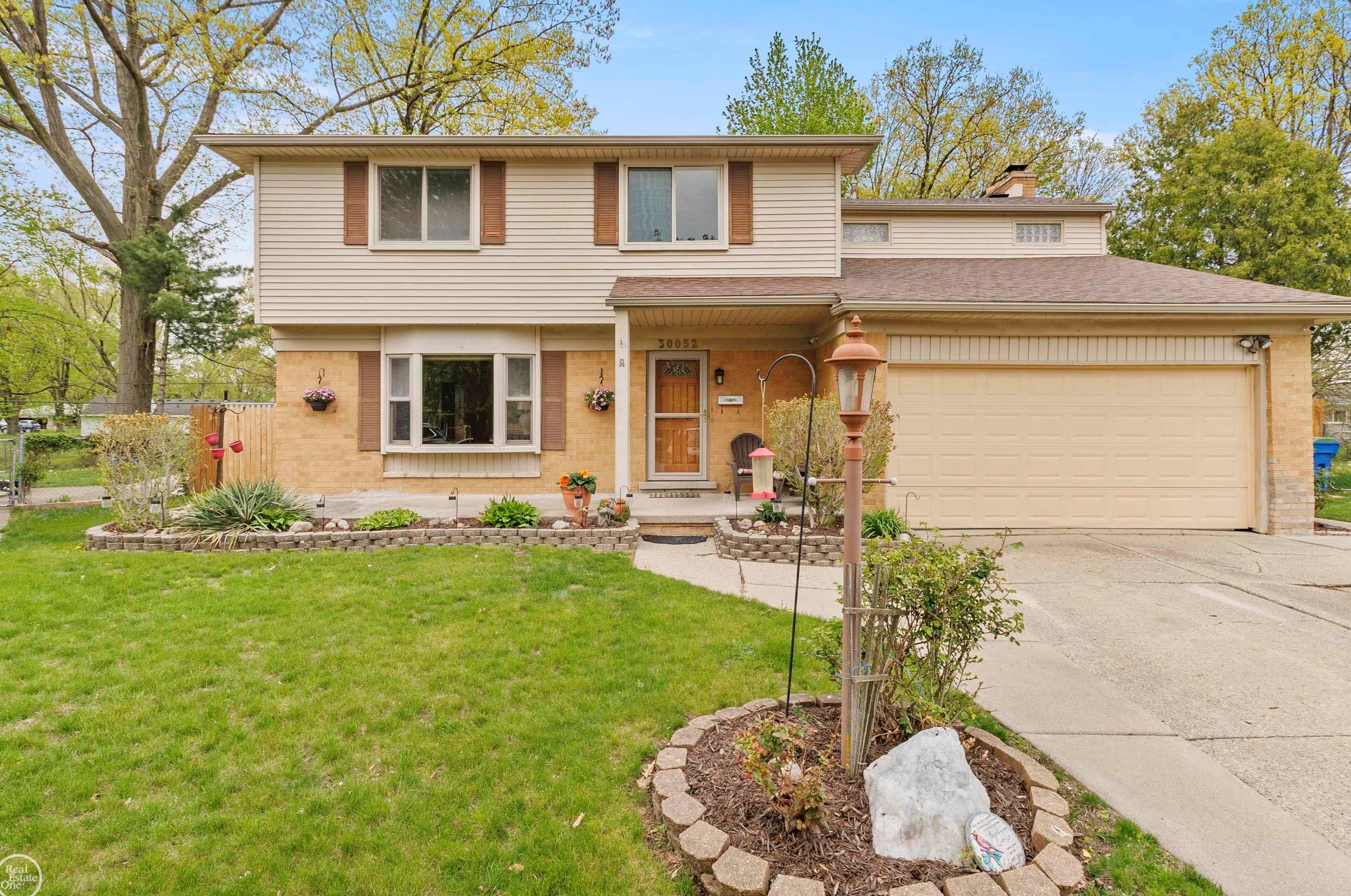 30052 Holly Ct, Warren, MI 48092-1801