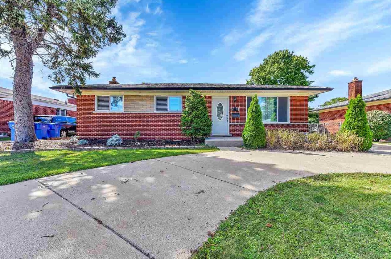 30121 Gloede Dr, Warren, MI 48088