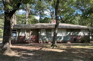 702 Mcneill Dr, Laurinburg, NC 28352 - Photo 1
