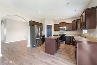 407 S Bluff Circle, Jacksonville, NC 28540 - Photo 8