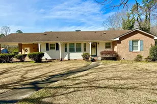 201 Pecan Dr, Elizabethtown, NC 28337 - Photo 1