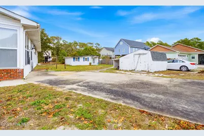 304 NE 50th Street, Oak Island, NC 28465 - Photo 2
