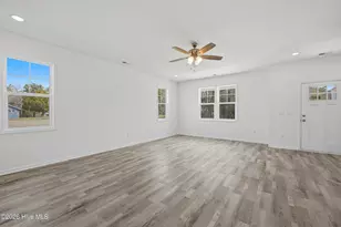 708 W Hayes St, Burgaw, NC 28425 - Photo 8