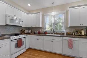 325 Live Oak St, Emerald Isle, NC 28594 - Photo 10