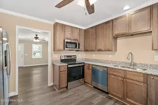 214 N Walnut St, Rose Hill, NC 28458 - Photo 8