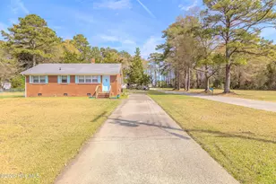 421 E Quinn St, Beulaville, NC 28518 - Photo 1