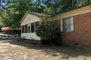 109 W Chestnut St, Maxton, NC 28364 - Photo 2