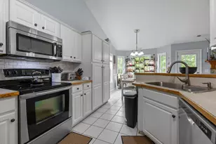 405 W Regent Ct, Jacksonville, NC 28546 - Photo 12