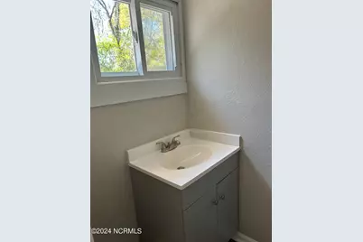 240 E New Hampshire Avenue, Southern Pines, NC 28387 - Photo 18