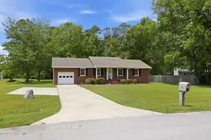 703 Oxford Dr, Morehead City, NC 28557 - Photo 2